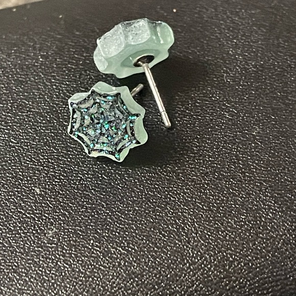 Spider Web Studs - Glow in the Dark - Picture 4 of 5